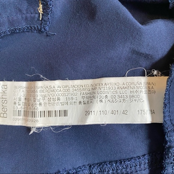 Bershka women’s fluid roll hem navy blue shorts. Size 10 - Picture 12 of 13